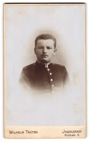 Fotografie Wilhelm Trüten, Ingolstadt, Milchstrasse 5, Gedrungener Ufz. in Uniform mit grimmigem Blick