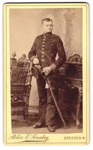 Fotografie E. Sonntag, Dresden, Alaunstrasse 14, Junger Soldat mit bösem Blick in Uniform