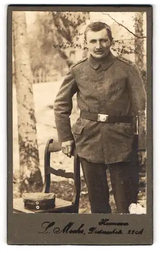 Fotografie L. Mecke, Hannover, Dieterichstrasse 22 A, Soldat des 46. Rgts. in Feldgrau im Wald