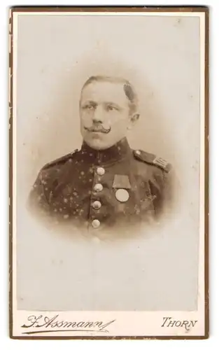 Fotografie J. Assmann, Thorn, Brückenstrasse 15, Soldat des 176. Rgts. in Uniform mit Ordensauszeichnung