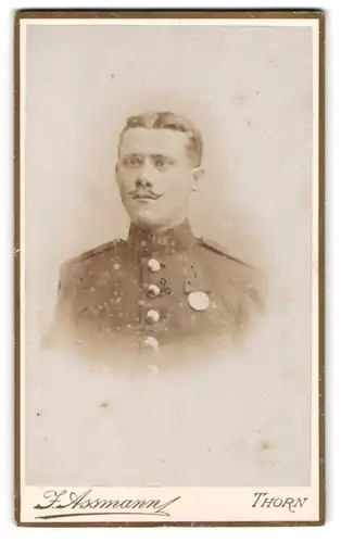 Fotografie J. Assmann, Thorn, Brückenstrasse 15, Soldat des 176. Rgts. in Uniform mit Orden