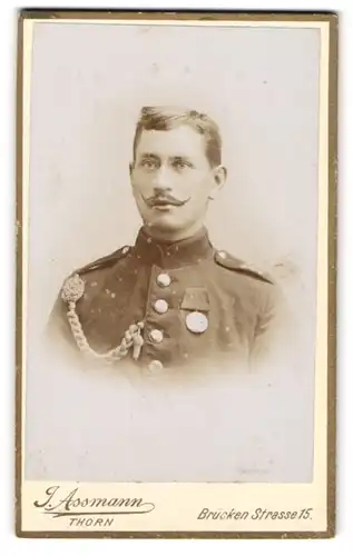 Fotografie J. Assmann, Thorn, Brückenstrasse 15, Soldat des 176. Rgts. in Uniform mit Orden