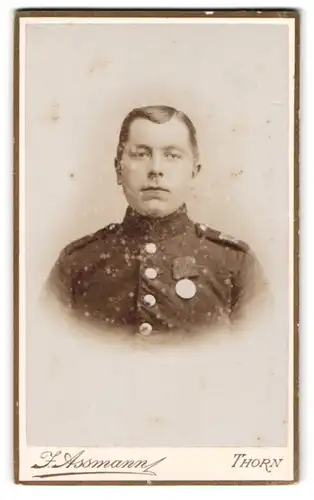 Fotografie J. Assmann, Thorn, Brückenstrasse 15, Kindlich aussehender Soldat in Uniform mit Orden