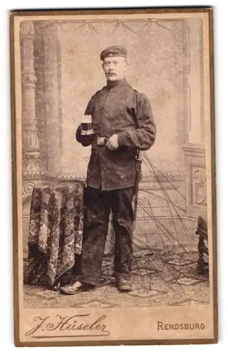 Fotografie J. Hüseler, Rendsburg, Prinzessinstrasse 340 /341, Soldat in Uniform mit Bierkrug in der Hand