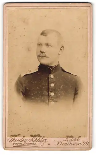 Fotografie Theodor Kähler, Kiel, Fleethörn 29, Soldat des 85. Rgts. in Uniform