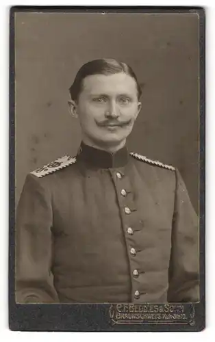 Fotografie C. F. Beddies & Sohn, Braunschweig, Kuhstrasse 10, Portrait Einjährig Freiwilliger mit Schnauzbart in Uniform