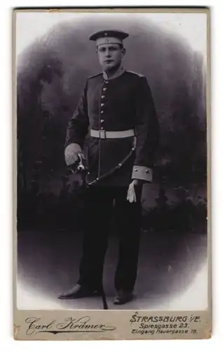 Fotografie Carl Krämer, Strassburg / Elsass, Spiesgasse 23, Soldat in Uniform mit Säbel und Krätzchen