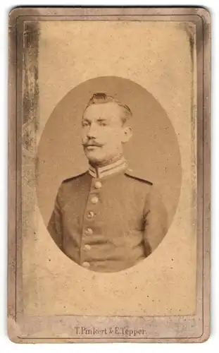 Fotografie T. Pinkert & E. Tepper, Berlin, Grosse Friedrichstrasse 113, Portrait Garde Soldat in Uniform