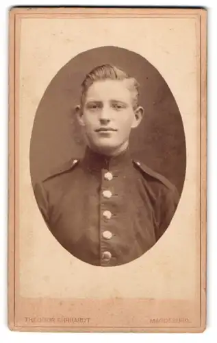 Fotografie Theodor Ehrhardt, Magdeburg, Jacobstr. 20, Portrait junger Soldat in Uniform