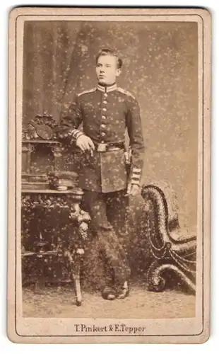 Fotografie T. Pinkert & E. Tepper, Berlin, Grosse Friedrichstrasse 113, Garde Soldat in Uniform mit Bajonett