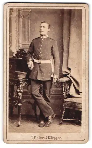 Fotografie T. Pinkert & E. Tepper, Berlin, Grosse Friedrichstrasse 113, Garde Soldat in Uniform mit Bajonett & Schlagband