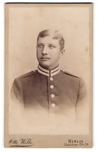 Fotografie Otto Witte, Berlin-Kreuzberg, Skalitzerstr. 54, Garde-Soldat in Uniform