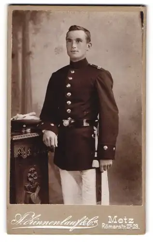Fotografie A. Zinnenlauf & Co., Metz, Römerstr. 27-29, Soldat in Uniform mit Bajonett & Schulterstück Rgt. 20