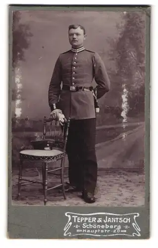 Fotografie Tepper & Jantsch, Berlin-Schöneberg, Hauptstr. 20, Garde-Soldat in Uniform mit Bajonett & Schlagband