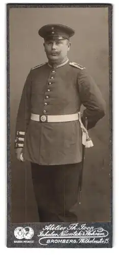 Fotografie Atelier T..H. Joop, Bromberg, Wilhelmstr. 15, beleibter Garde-Unteroffizier in Uniform m. Bajonett & Portepee