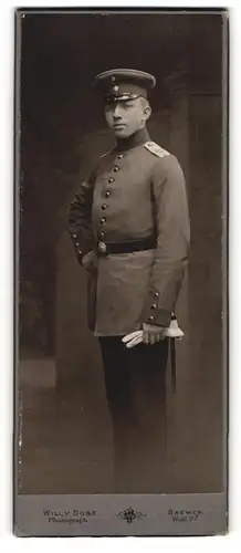 Fotografie Willy Dose, Bremen, Wall 117, Soldat in Uniform mit Schulterstück Rgt. 52