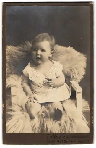 Fotografie Fr. Wäger, Altona, Holstenstrasse 117, Baby im Strampelkleid auf einem Fell