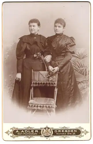 Fotografie A. Adler, Dresden, Victoria Strasse 22, Zwei junge Frauen in dunklen zeitgenössischen Kleidern