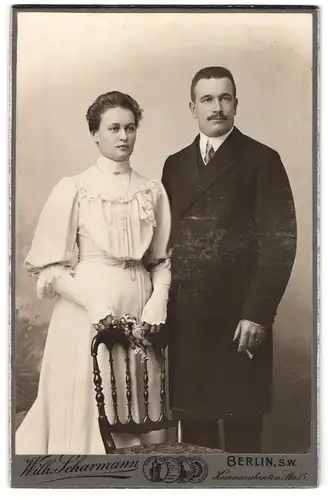 Fotografie Wilh. Scharmann, Berlin S. W., Kommandanten Strasse 15, Junge Frau in weissem Kleid und junger Mann im Mantel