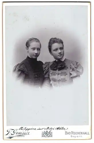 Fotografie F. Grainer, Bad Reichenhall /Bayern, Zwei junge Mädchen mit Flechtfrisuren