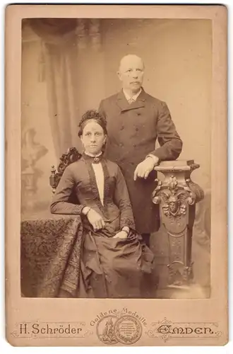 Fotografie H. Schröder, Emden, Westerbutvenne 3, Älteres Paar im Sonntagsstaat