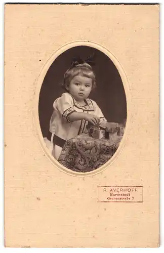 Fotografie R. Averhoff, Barmstedt, Kirchenstrasse 7, Kleines Mädchen mit Bauklötzen