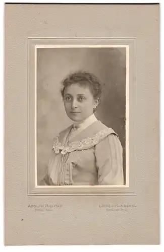 Fotografie Adolph Richter, Leipzig-Lindenau, Merseburger Strasse 61, Junge Frau mit Locken und Brosche