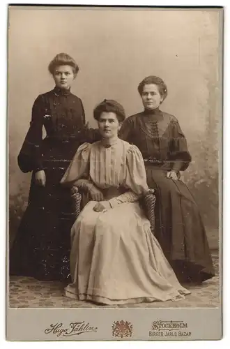 Fotografie Hugo Jahlin, Stockholm, Birger Jarlsgatan 7, Drei junge Frauen in langen Faltenkleidern