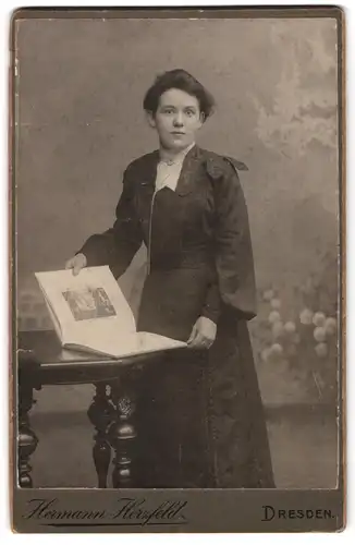 Fotografie Hermann Herzfeldt, Dresden, Altmarkt, Junge Frau in zeitgenössischem Kleid mit aufgeschlagenem Buch