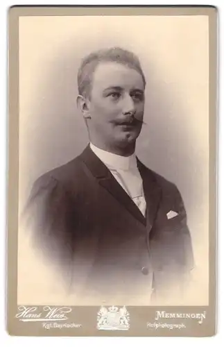 Fotografie Hans Weis, Memmingen, Portrait junger Herr im Anzug mit Schnurrbart