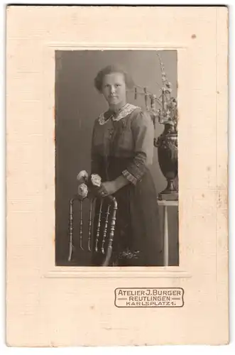 Fotografie J. Burger, Reutlingen, Karlsplatz 1, Portrait junge Dame mit Rosen in der Hand