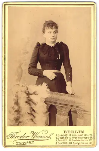Fotografie Theodor Wenzel, Berlin, Andreasstrasse 28, Portrait junge Frau in schwarzem Kleid mit Brosche