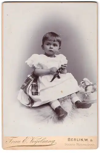 Fotografie E. Vogelsang, Berlin, Lützowstrasse 77, Portrait Kleinkind mit Spielzeugpferd