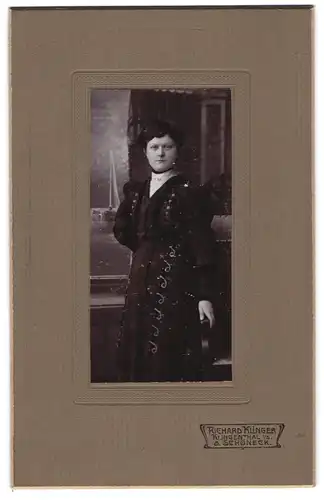 Fotografie Richard Klinger, Klingenthal i. S., Portrait Dame im schwarzen Kleid mit weissem Kragen