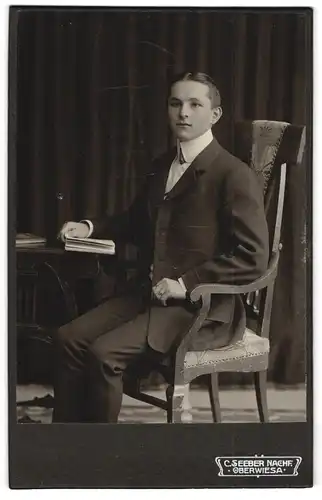 Fotografie Paul Hartmann, Oberwiesa, Portrait junger Herr am Tisch mit Buch