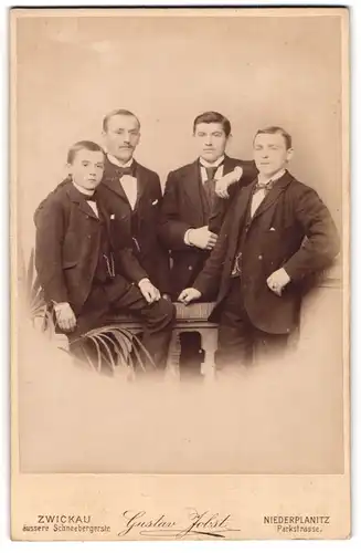 Fotografie Gustav Jobst, Zwickau, Schneebergerstrasse, Portrait junge Herren in Anzügen