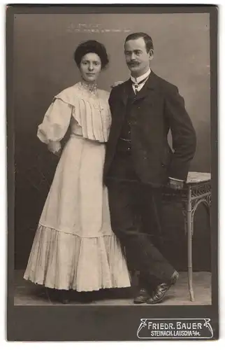 Fotografie Friedr. Bauer, Steinach, Georgstrasse, Portrait junge Dame im weissen Kleid und Herr mit Schnurrbart