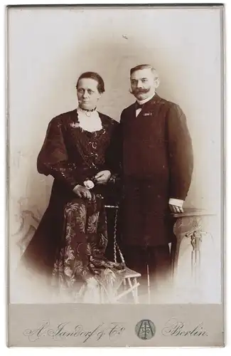 Fotografie A. Jandorf, Berlin, Bellealliancestrasse 1 /2, Portrait Dame m. Halskette u. Herr m. Schnurrbart