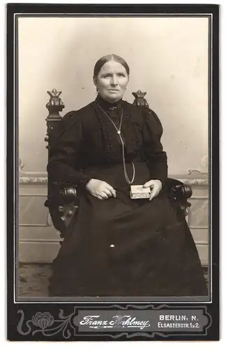 Fotografie Franz Kuhlmey, Berlin, Elsasserstrasse 1 u. 2, Portrait ältere Dame mit Halskette und Buch