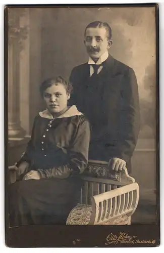 Fotografie Otto Hahn, Stendal, Breitestrasse 87, Portrait junge Frau mit Halskette u. Herr mit Schnurrbart