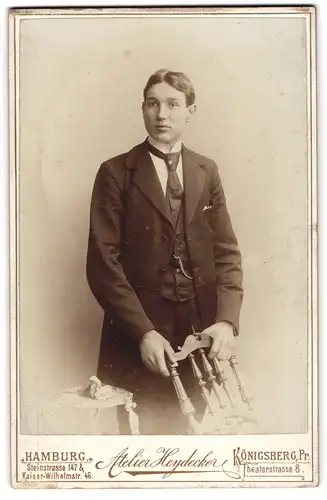 Fotografie Ottmar Heydecker, Hamburg, Steinstrasse 147, Portrait junger Herr im Anzug mit Krawatte