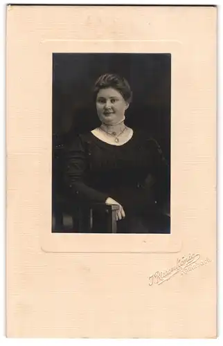 Fotografie I. Riesenkönig, Rheinbach, Elegante Dame mit Halskette