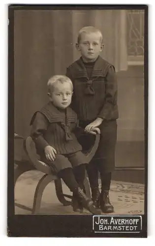 Fotografie Joh. Averhoff, Barmstedt, Portrait Jungen in Matrosenanzügen