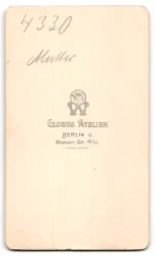 Fotografie Globus Atelier, Berlin, Oranienstrasse 52 /55, Elegante junge Dame mit Bibel