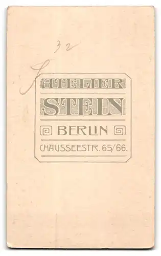 Fotografie Wilhelm Stein, Berlin, Chaussee Strasse 65 /66, Junger Herr im Anzug mit Hut