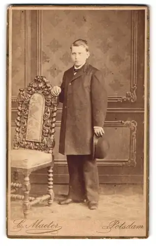 Fotografie Carl Maeter, Potsdam, Französischestrasse 8, Junger Herr mit Melone