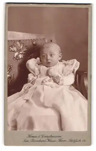 Fotografie Bernhard Kruse, Thorn, Schloss-Strasse 14, Baby in weissem Kleidchen