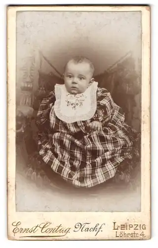 Fotografie Ernst Contag, Leipzig, Löhrstrasse 4, Portrait Baby mit weissem Lätzchen