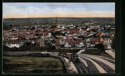 AK Grünstadt /Pfalz, Blick von der Eisenbahnstrecke über den Ort