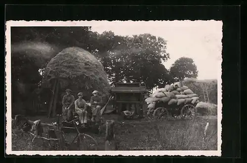 Foto-AK Ansen, Bauern vor einem Strohhaufen